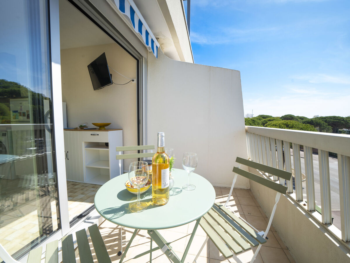 Studio rénové 2025 avec balcon sud à Port Camargue - Photo 2