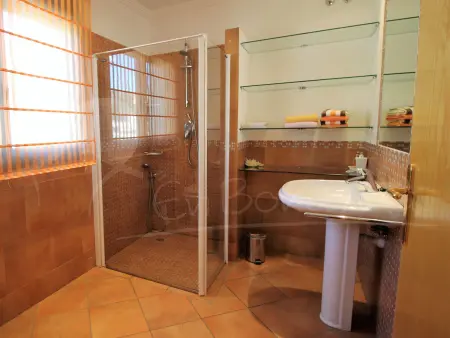 Villa moderniste de plain-pied avec piscine privée, Roses : photo 15