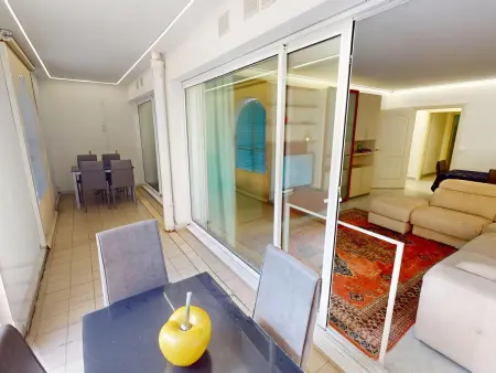 Appartement 3P centre Menton, terrasse vue mer et piscine : photo 4