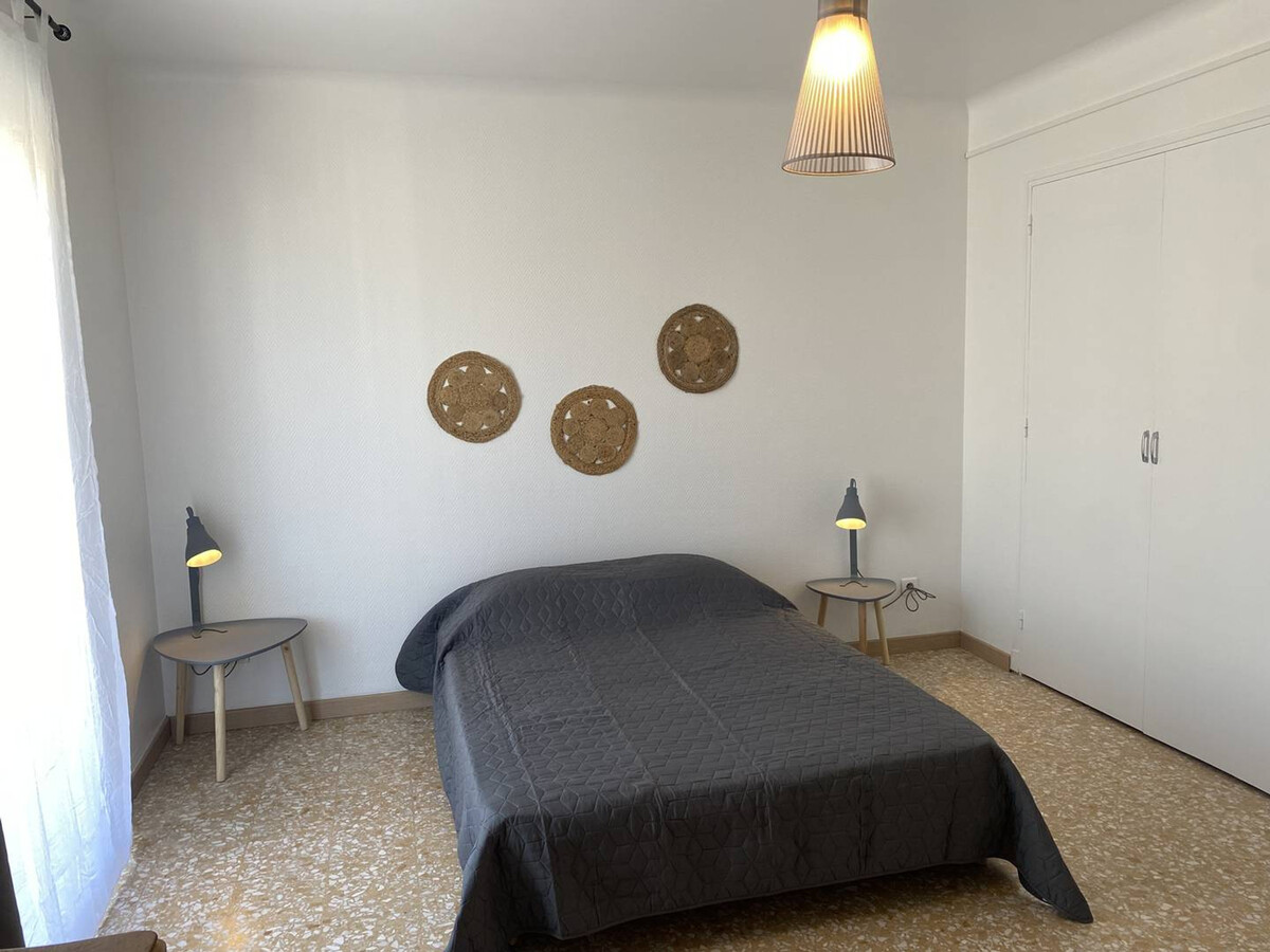 T2 traversant 51m² à 100m de la plage, parking privé - Photo 4