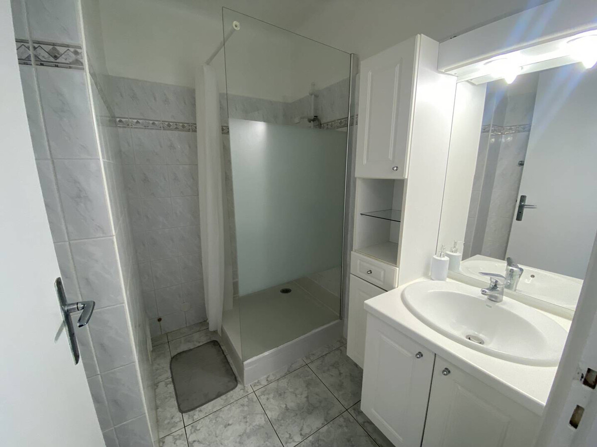 T2 traversant 51m² à 100m de la plage, parking privé - Photo 7