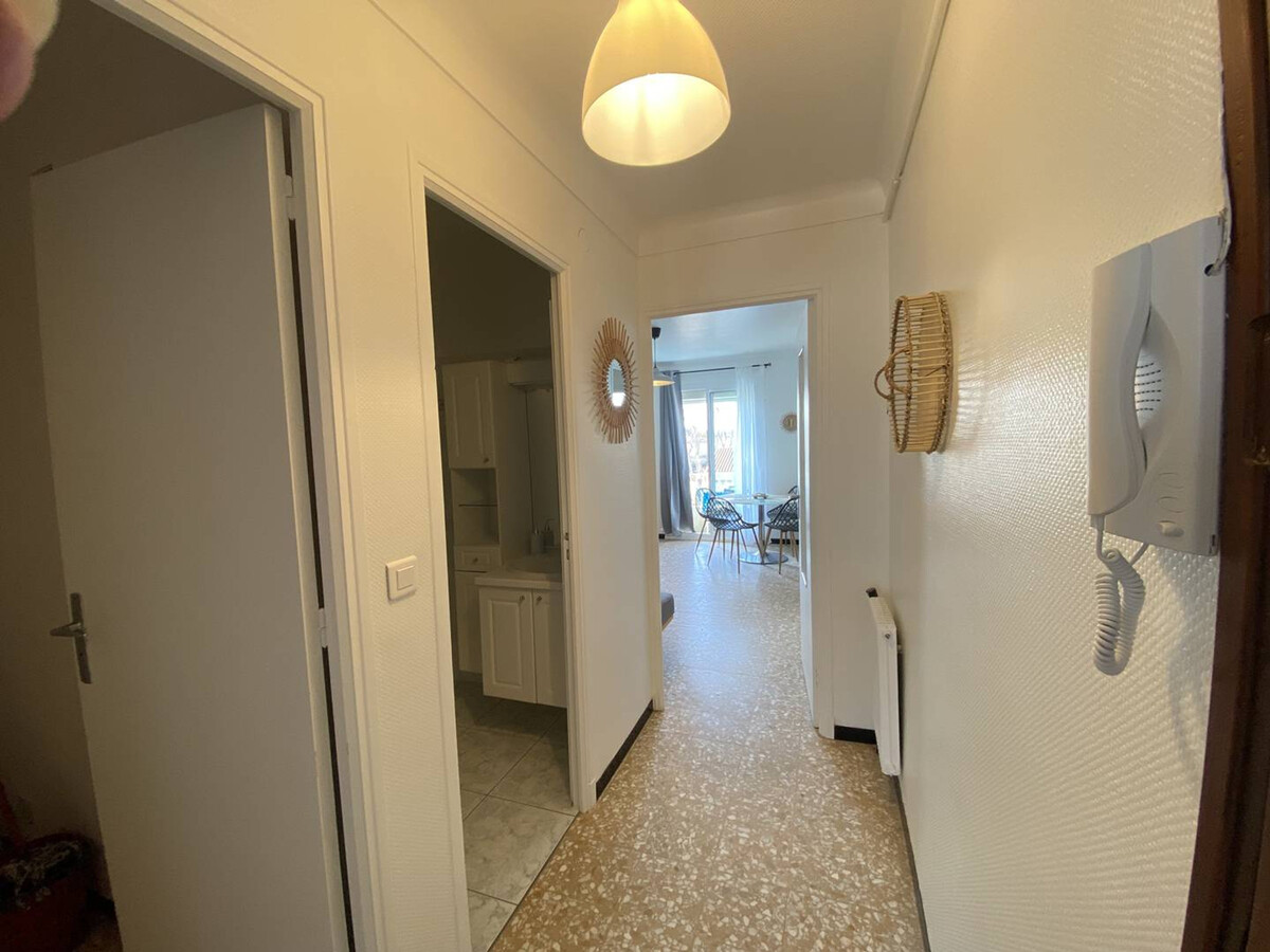 T2 traversant 51m² à 100m de la plage, parking privé - Photo 13