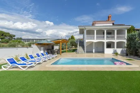 Location villa à Kukci, Villa relaxante près de Porec avec piscine