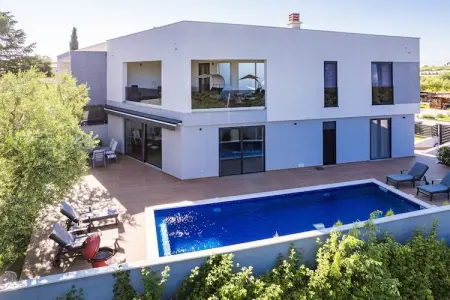 Location villa à Cervar Porat, Villa avec piscine, salle de jeux, jardin