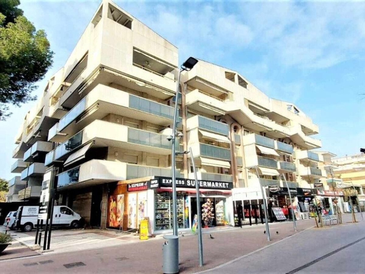 Appartement 2 chambres rénové, terrasse et piscine à Salou - Photo 8