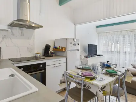 Location appartement à Le Grau d'Agde, Studio Cabine Lumineux pour 4 au Grau dAgde avec Vue Piscine et Parking