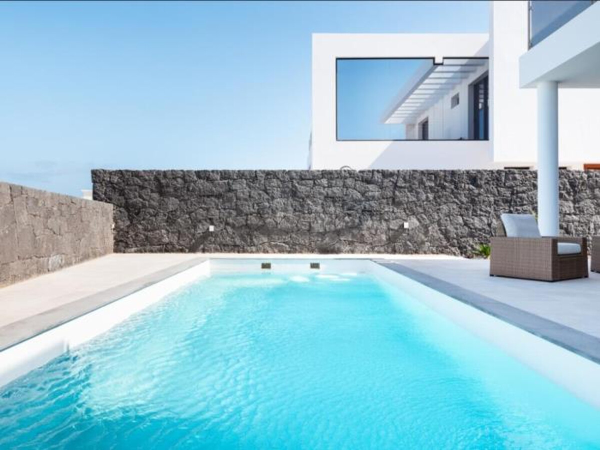 Villa Bern à Tías : 3 chambres, piscine chauffée et vue mer - Photo 1