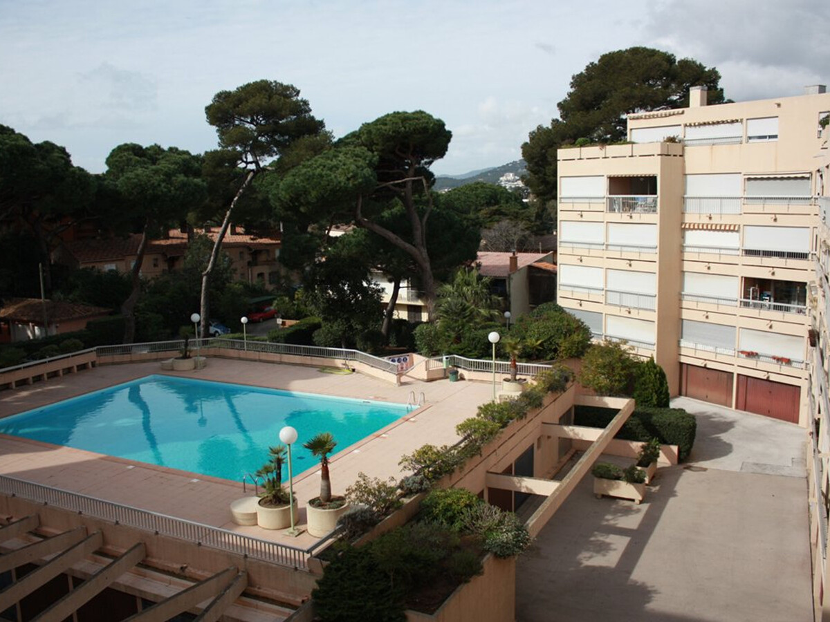 T2 rénové à Hyères avec piscine, parking et clim - Photo 1
