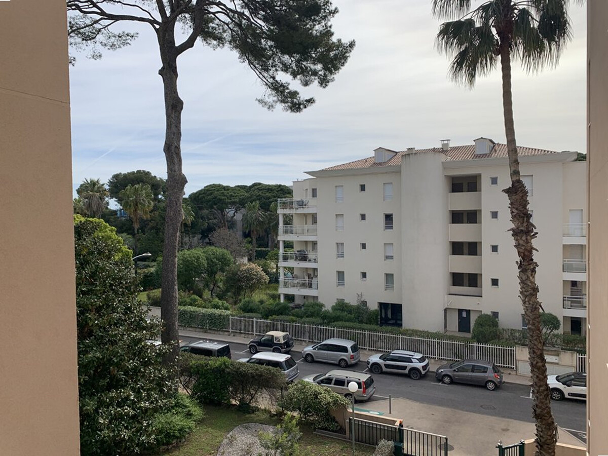 T2 rénové à Hyères avec piscine, parking et clim - Photo 11