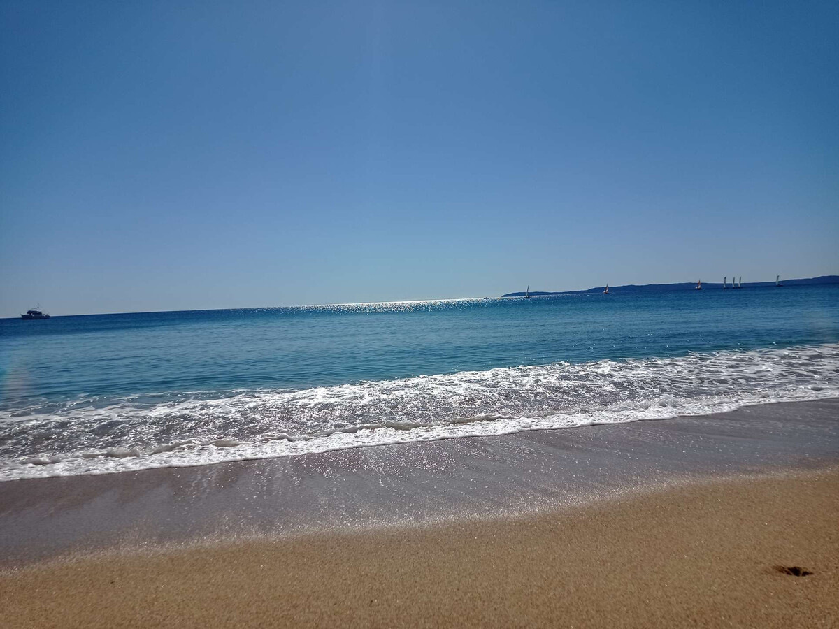 Studio cabine pieds dans l'eau au Lavandou - Photo 15