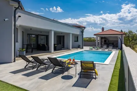 Location villa à Pula, Villa avec piscine privée éclairée