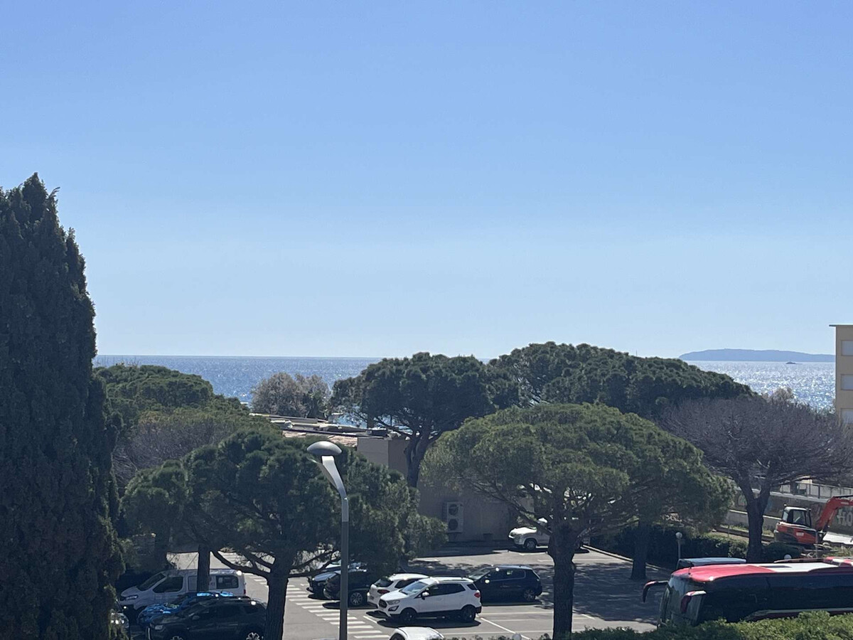 T3 rénové vue mer avec terrasse au Lavandou - Photo 2