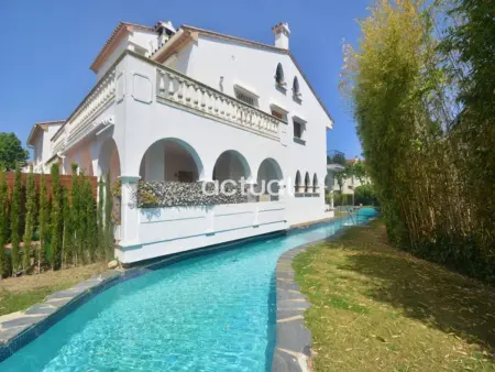 Location maison à Platja d'Aro i S'Agaró, Maison mitoyenne cosy, proche plage, terrasse, piscine commune, Wifi et parking à Platja dAro