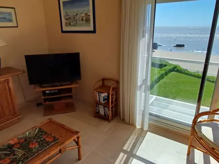 Location appartement à Royan, Spacieux Appartement T3 avec Terrasse Ensoleillée et Parking