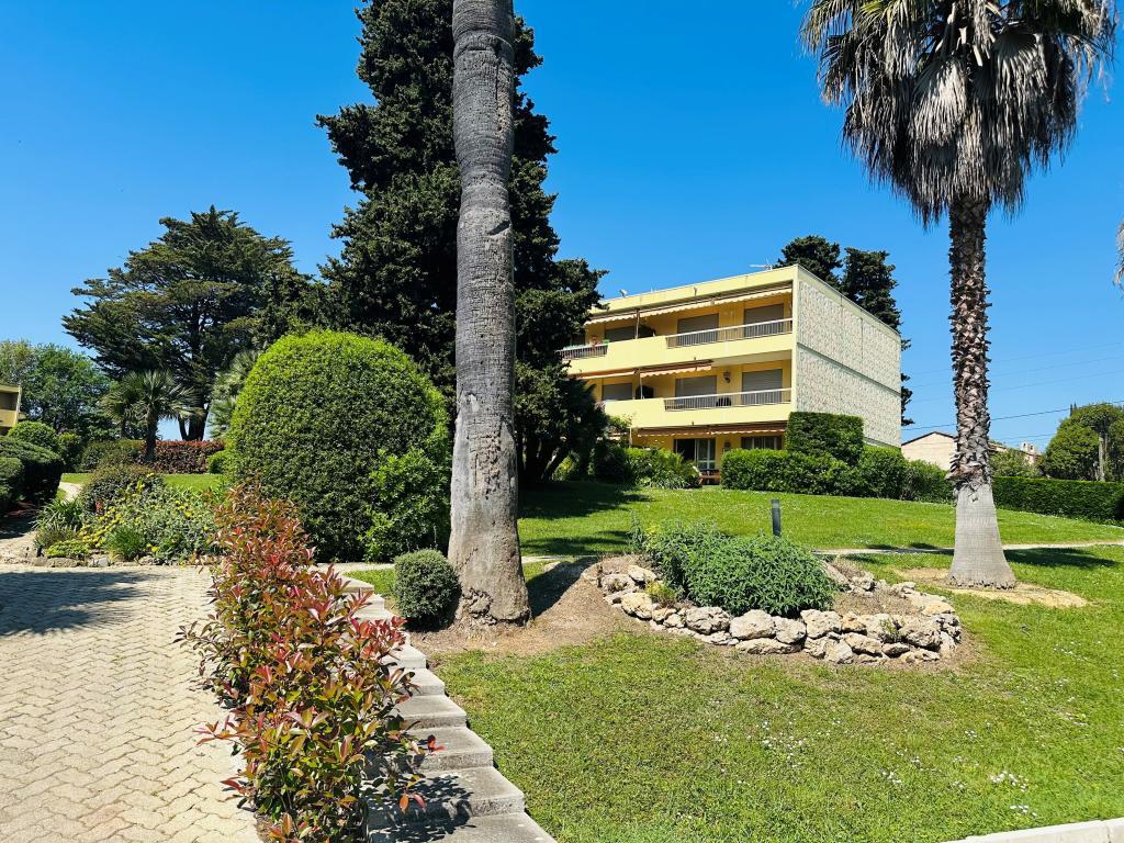 Appartement Myrtales : 2 chambres, terrasse couverte, Juan-les-Pins - Photo 1