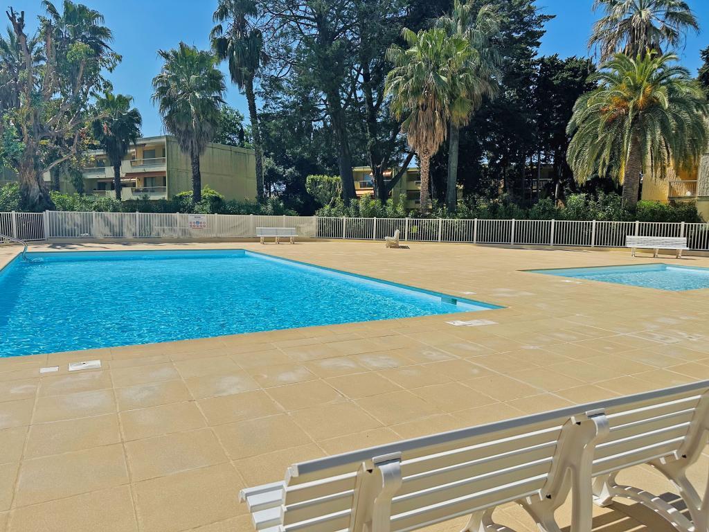 Appartement Myrtales : 2 chambres, terrasse couverte, Juan-les-Pins - Photo 2