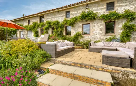 Maison en pierre avec piscine privée à Lizant : photo 2