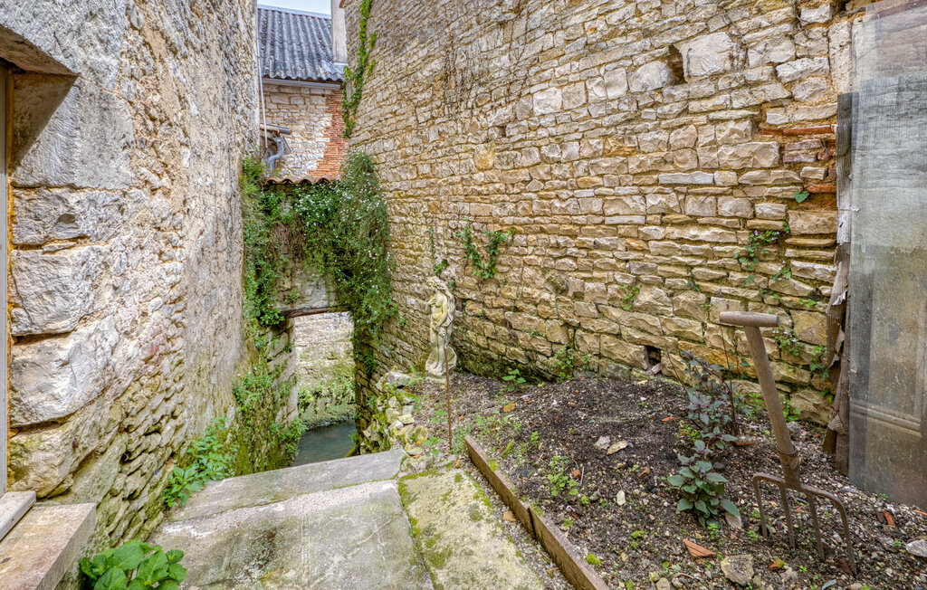 Maison en pierre avec cour intérieure à Verteuil-sur-Charente - Photo 13
