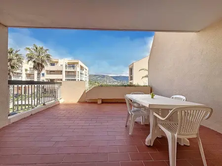 Location appartement à Bormes les Mimosas, Studio climatisé avec grande terrasse à Bormes