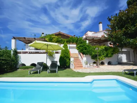 Location maison à Begur, Location maison de ville avec piscine et grand jardin au centre de Begur, proche des plages
