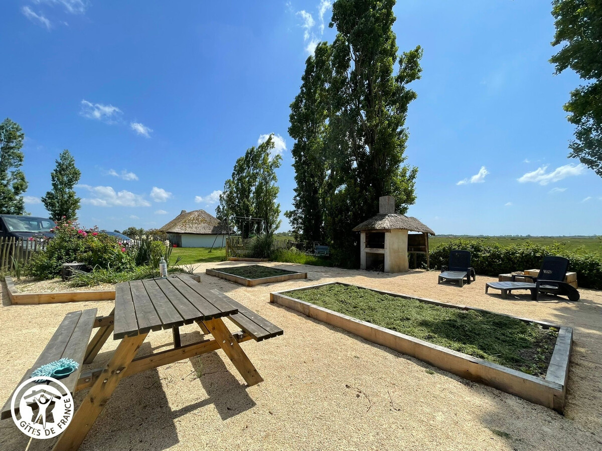 Deux bourrines traditionnelles au Marais breton - Photo 1