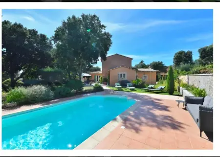 Location villa à Saint Siffret, Villa moderne avec piscine à Saint-Siffret