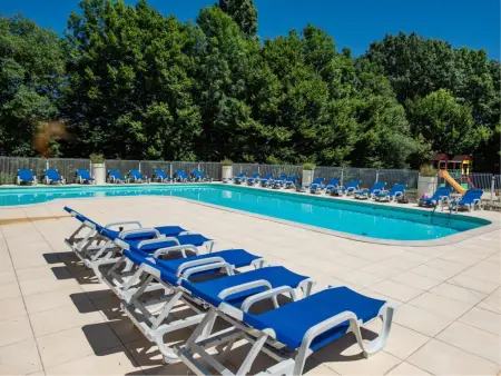 Location maison à Lacapelle Marival, Gite sur un petit parc avec piscine dans le Lot