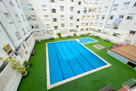 Location appartement à Pineda de Mar, Passerelle en bord de mer à Pineda de Mar