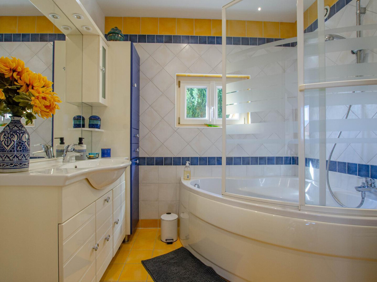 Gîte Chaource : maison 5 pers, cour close et cheminée - Photo 17