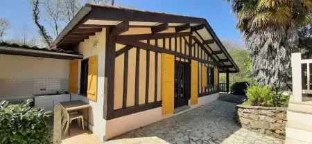 Location chalet à Laurède, Chalet familial à Laurède avec piscine partagée