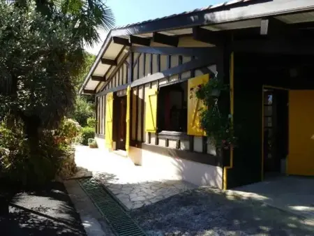 Chalet familial avec piscine partagée et jardin clôturé à Laurède : photo 12