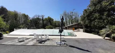 Chalet familial avec piscine partagée et jardin clôturé à Laurède : photo 15