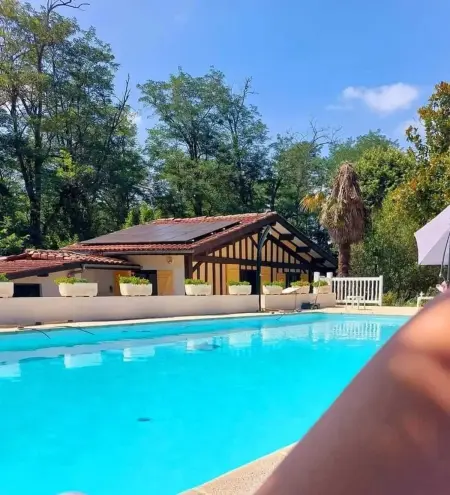 Chalet familial avec piscine partagée et jardin clôturé à Laurède : photo 17