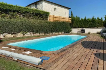 Location maison à Chalais, Villa avec piscine dans la campagne de Dordogne