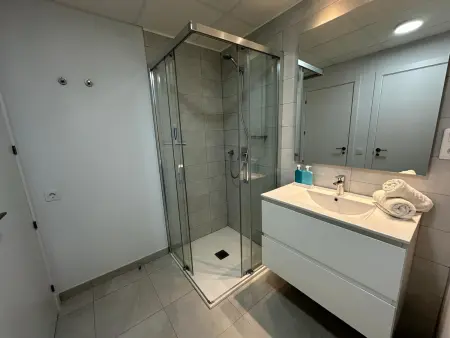 Appartement moderne près de la plage, climatisé, 2 chambres, avec jardin commun : photo 16