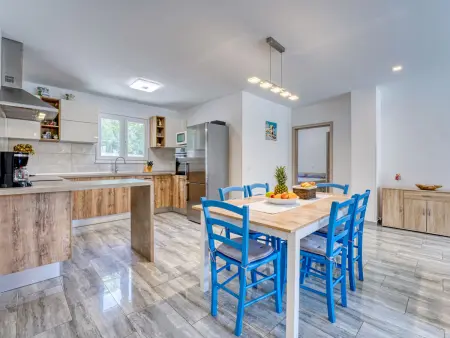 Maison Fanuko avec piscine privée à Malinska : photo 2