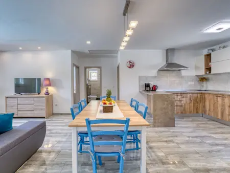 Maison Fanuko avec piscine privée à Malinska : photo 11