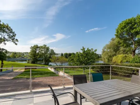 Maison rénovée au bord de la Saône avec terrasse et jardin - Photo 4
