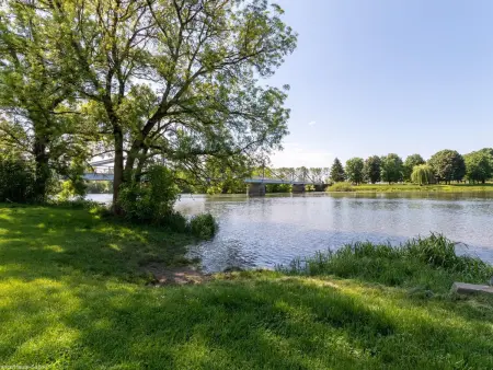Maison rénovée au bord de la Saône avec terrasse et jardin - Photo 17