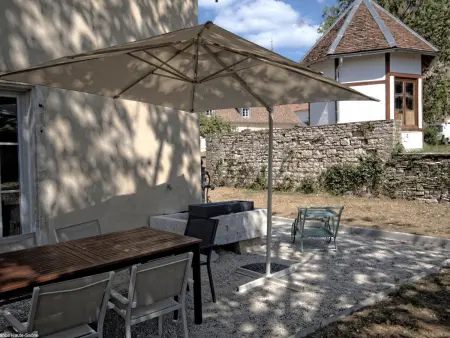 Location gite à Montagney, Charmant gîte rénové avec terrasse et parking au cœur de Montagney