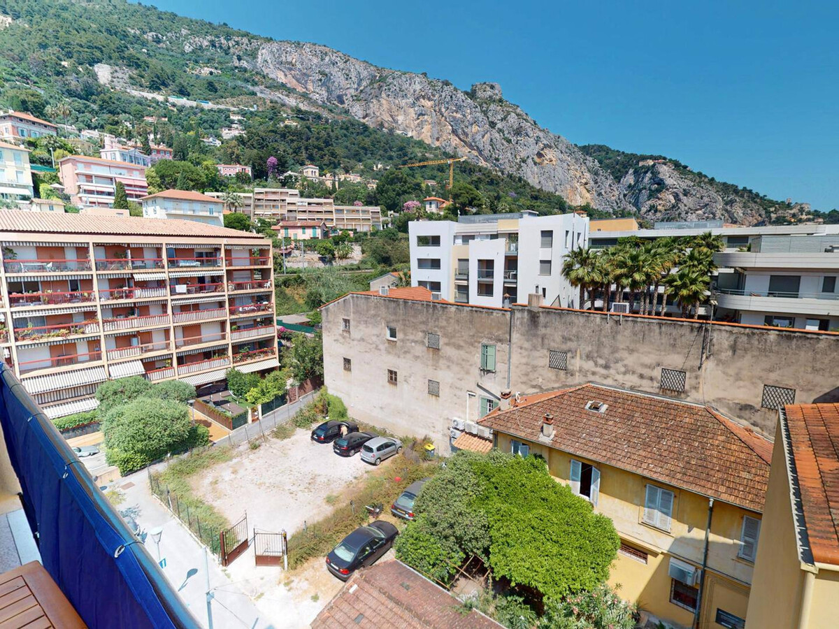 Studio rénové vue mer, dernier étage à Menton - Photo 2