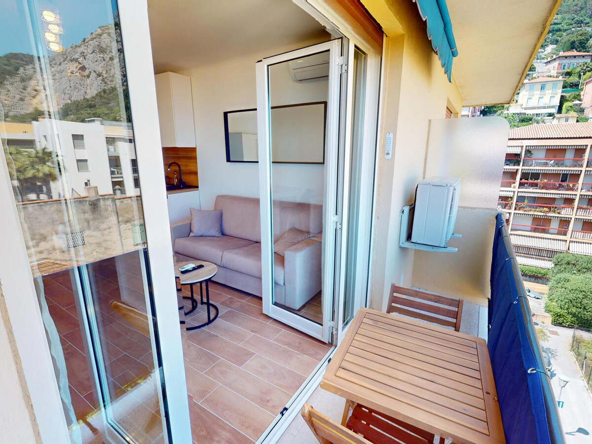 Studio rénové vue mer, dernier étage à Menton - Photo 3