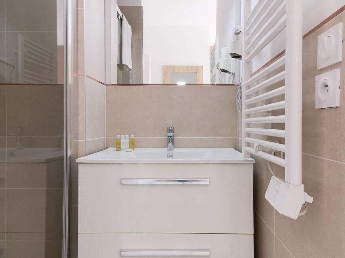 Duplex moderne à 2 pas de la plage, piscine et jardin - Photo 9