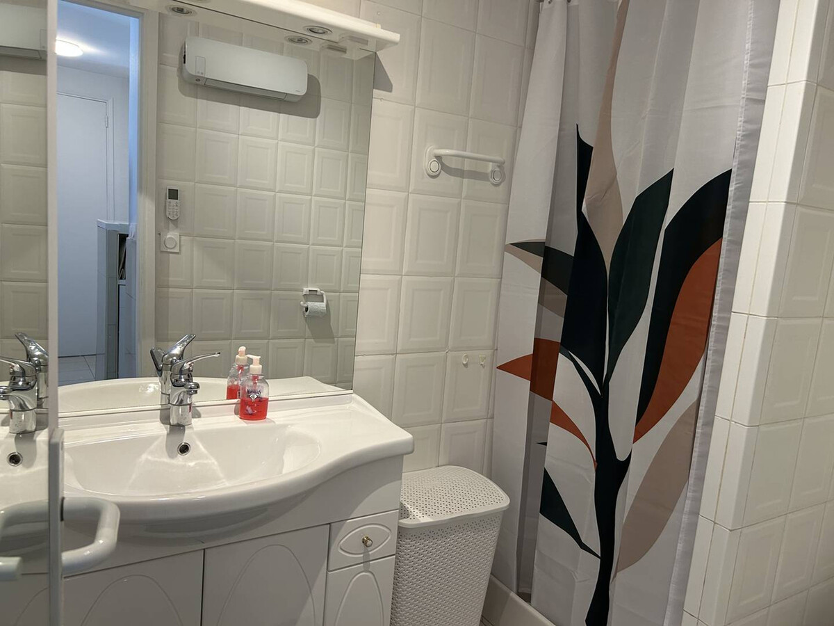 Appartement 3 pièces climatisé vue mer, centre Le Lavandou - Photo 10