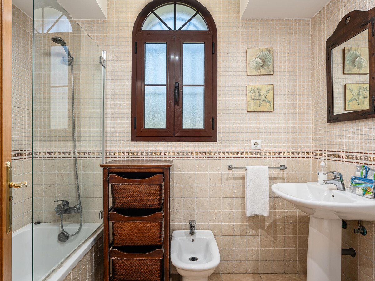 Appartement rez-de-jardin Chiclana, 550m de la plage - Photo 22