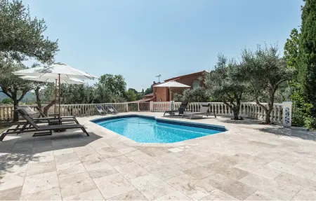 Location appartement à Callas, Apartment in villa with pool