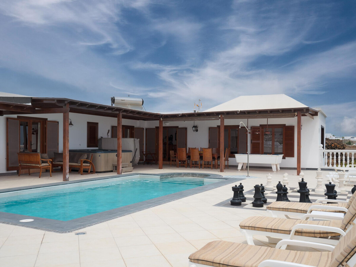 Villa 4 chambres avec piscine chauffée et vue mer à Tías - Photo 1