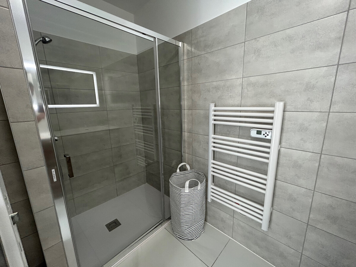 Appartement 40m² neuf à 150m de la plage, parking couvert - Photo 11