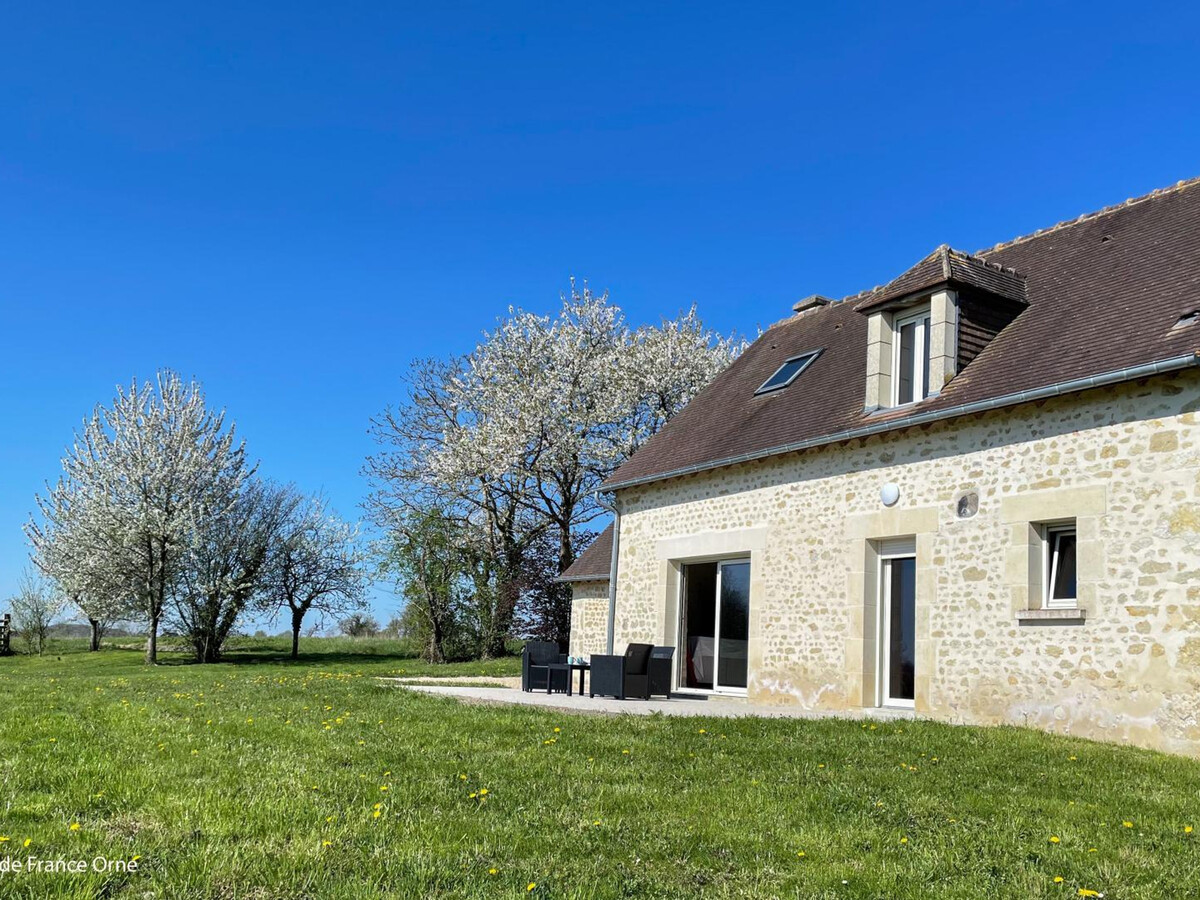 Gîte en pierres avec terrain, chevaux et voie verte - Photo 1