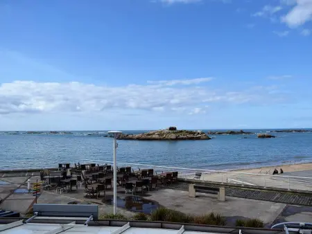 Appartement vue mer face plage Coz-Pors, Trégastel : photo 2